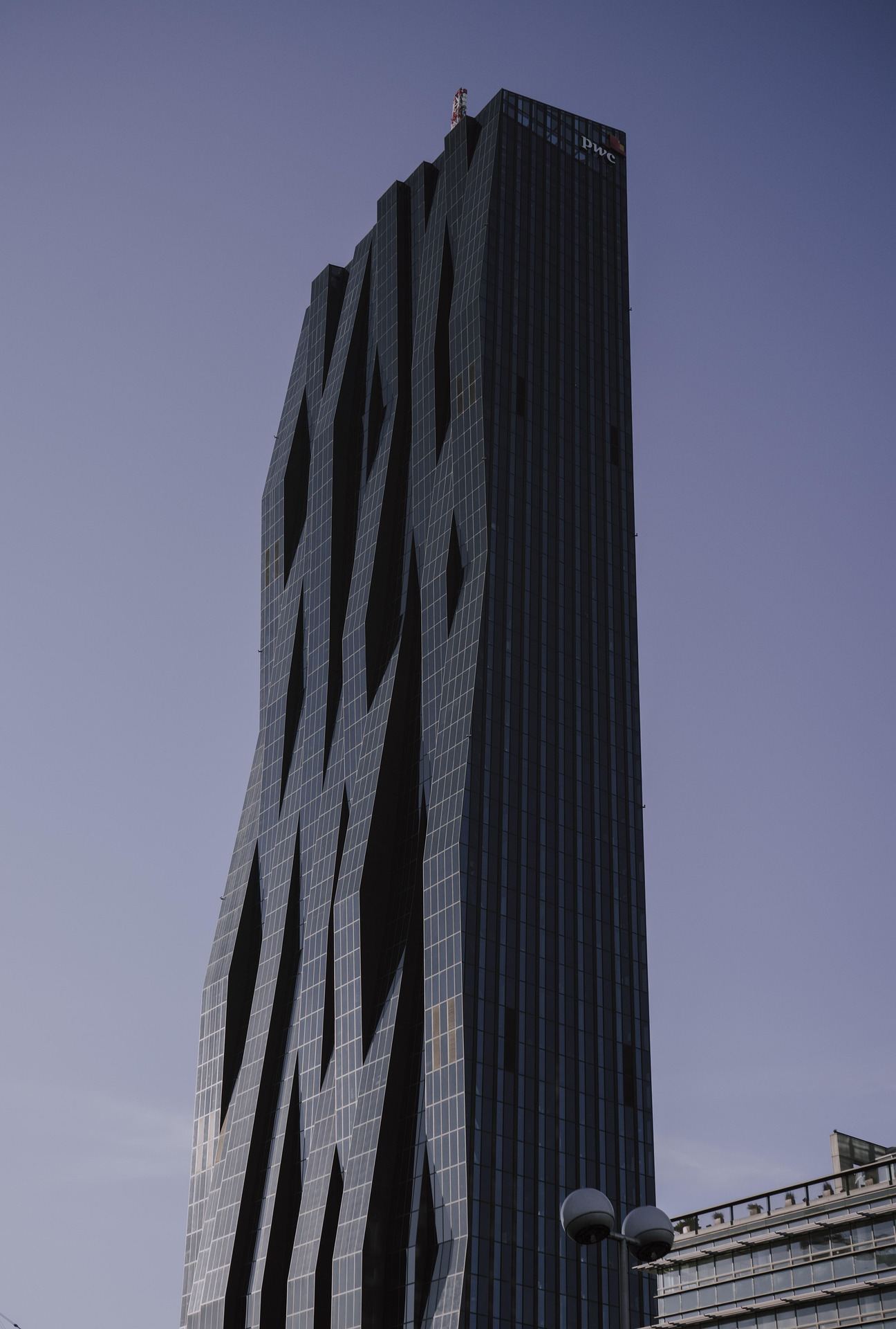 DC Tower, duoton bearbeitet